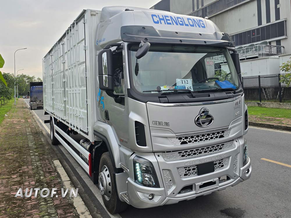 Chenglong 8 tấn H5 240Hp Thùng Kín 3 cửa 9.9M